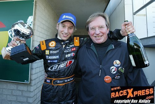 Renger met zijn trotse vader op de foto